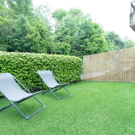 With Private Garage, Garden And Wifi アパート
