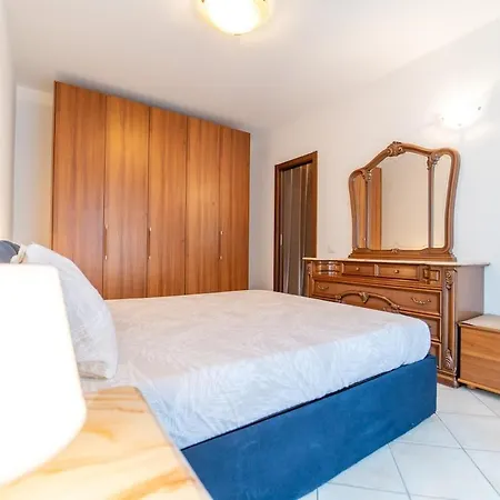 With Private Garage, Garden And Wifi *