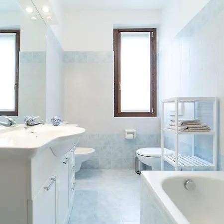 アパート With Private Garage, Garden And Wifi