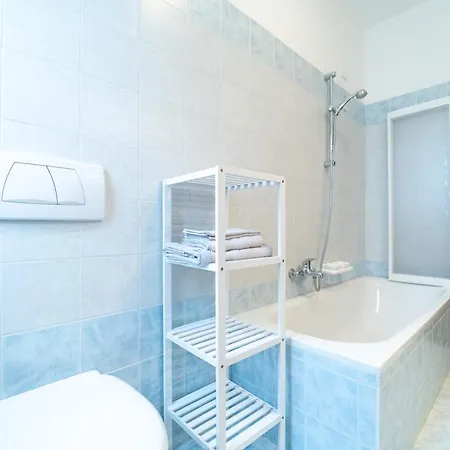 アパート With Private Garage, Garden And Wifi *